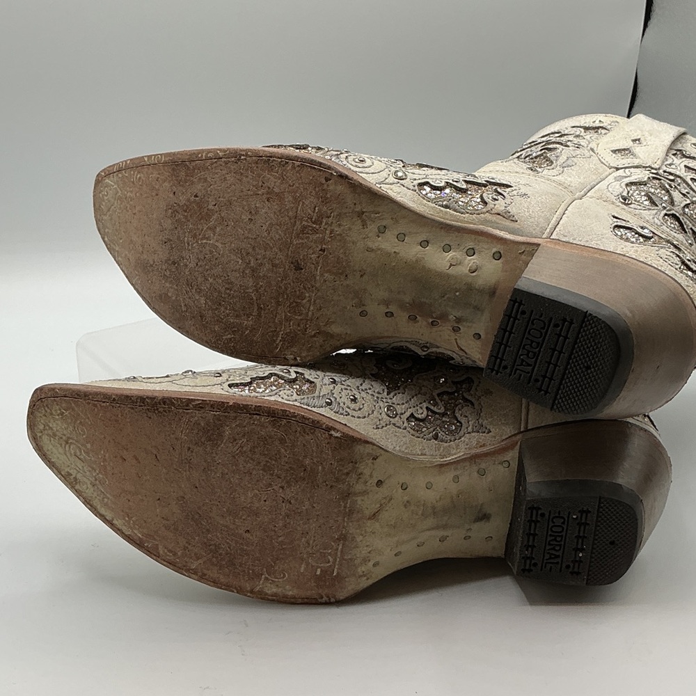 Corral women’s off white glitter inlay and crystal accents. - Picture 10 of 10